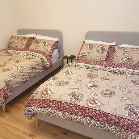 London Luxury 2 Bedroom Flat Sleeps 8 Free Parking * East Barnet