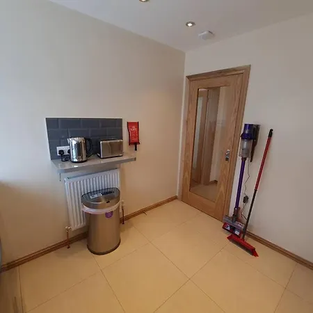 London Luxury 2 Bedroom Flat Sleeps 8 Free Parking Apartment *