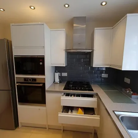 London Luxury 2 Bedroom Flat Sleeps 8 Free Parking Apartment East Barnet