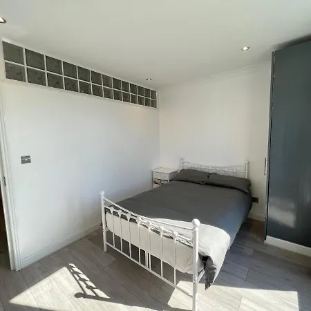 Lovely 2 Bedroom With Balcony -