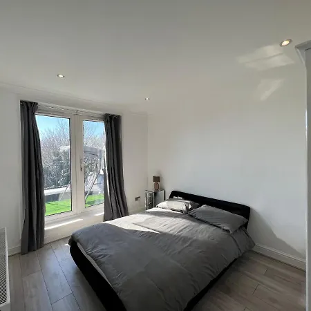 Lovely 2 Bedroom With Balcony -