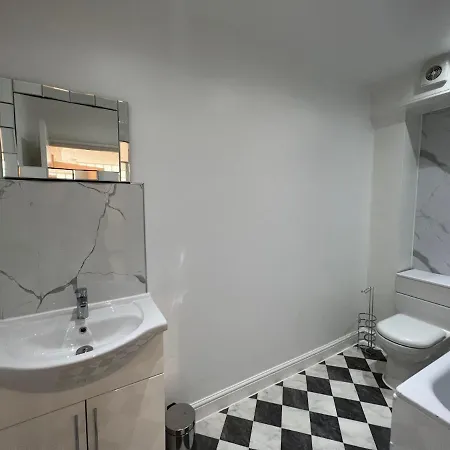 Apartment Lovely 2 Bedroom With Balcony -