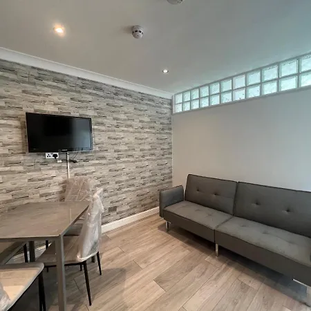 Apartment Lovely 2 Bedroom With Balcony -
