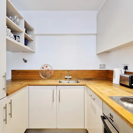 Large One Bedroom Flat With Balcony Close To The By Underthedoormat *