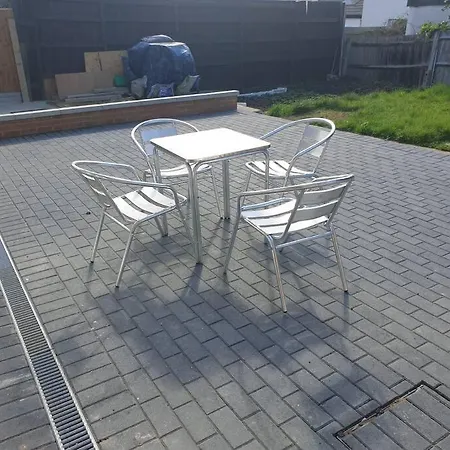 London Luxury 2 Bedroom Flat Sleeps 8 Free Parking