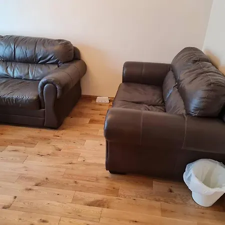 London Luxury 2 Bedroom Flat Sleeps 8 Free Parking *
