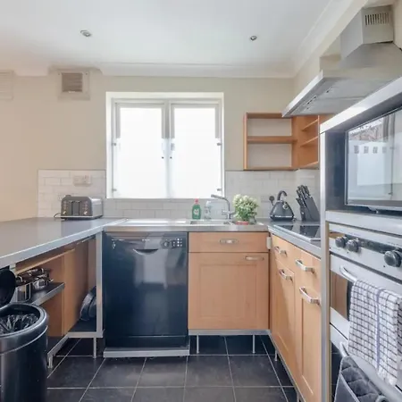 Lovely 1 Bedroom With Patio - 10 Mins From Hyde Park Apartment *