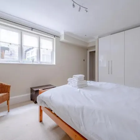 Lovely 1 Bedroom With Patio - 10 Mins From Hyde Park Apartment