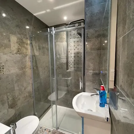 Luxury With En-suite Bathrooms - West London Homestay Harrow on the Hill