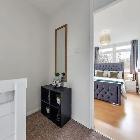 Hyde Park 4 Bedroom Superior Apartment *