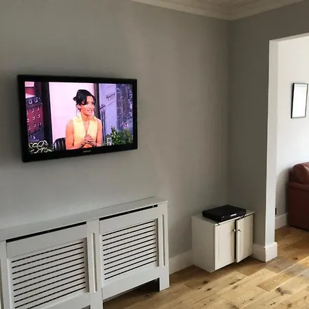 Great 4 Bedroom In Tooting Apartment *