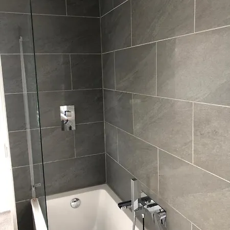 Great 4 Bedroom In Tooting * London