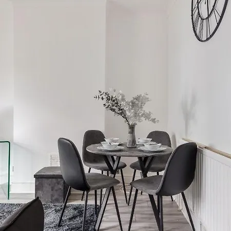 Beautifully Modern 2-bed W/garden Apartment *