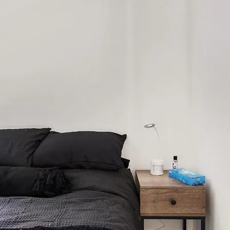Beautifully Modern 2-bed W/garden Apartment