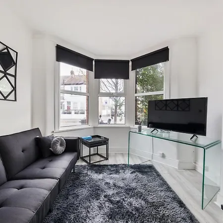 Beautifully Modern 2-bed W/garden London