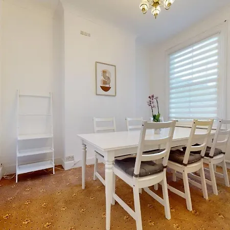 Cheerful 4 Bedroom Victorian House With Back Courtyard Holiday home