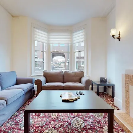 Holiday home Cheerful 4 Bedroom Victorian House With Back Courtyard London