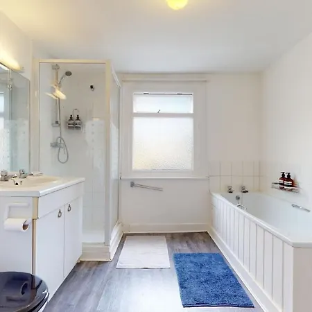 Holiday home Cheerful 4 Bedroom Victorian House With Back Courtyard