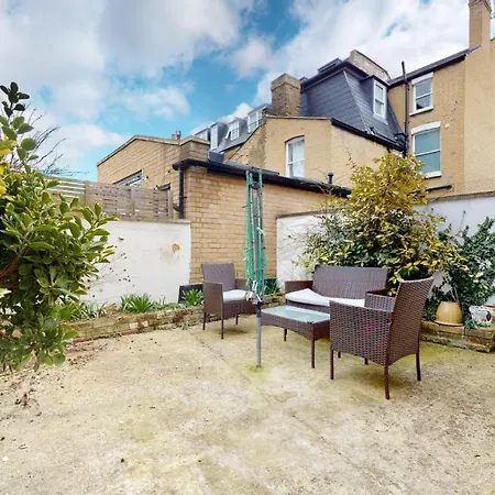 Cheerful 4 Bedroom Victorian House With Back Courtyard *