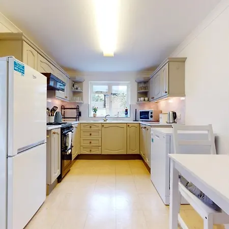 Holiday home Cheerful 4 Bedroom Victorian House With Back Courtyard London
