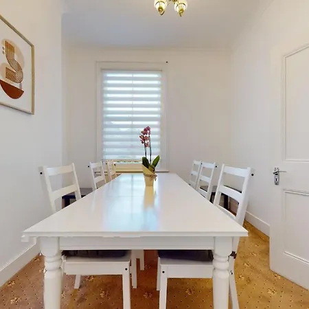 Cheerful 4 Bedroom Victorian House With Back Courtyard Holiday home London