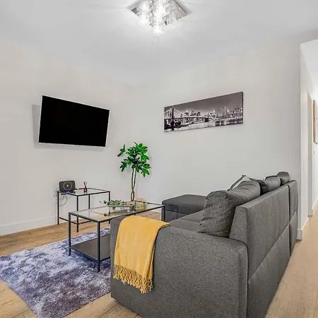 Apartment Stylish West Oasis: Two-bedroom With Workspace *