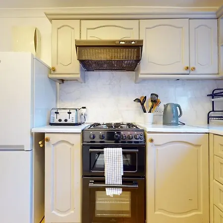 Holiday home Cheerful 4 Bedroom Victorian House With Back Courtyard