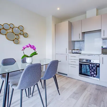 Hybrid Resi - Cheam, Sutton Near Wimbledon With Onsite Car Parking Apartment *