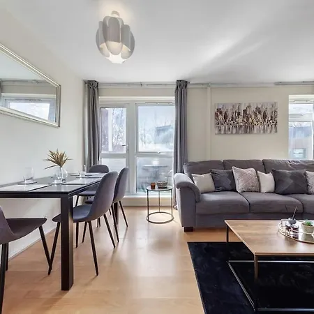 Hyde Park 4 Bedroom Superior Apartment *