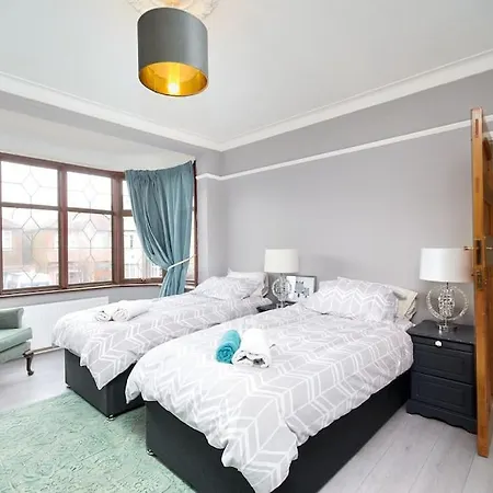 Large London With Free Parking Holiday home *