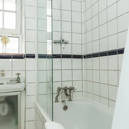 Fantastic 2 Bedroom In Waterloo Apartment *