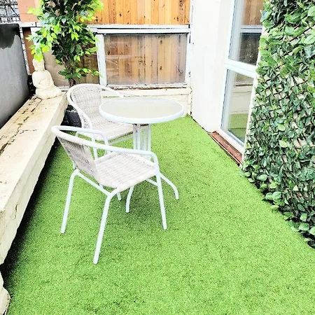 One Bedroom With A Terrace In Angel Apartment
