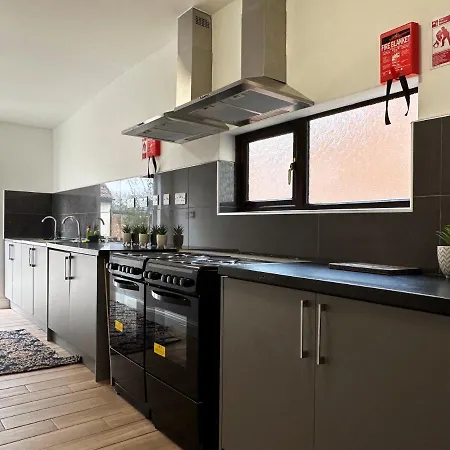 Grand Suites Near Heathrow * Southall