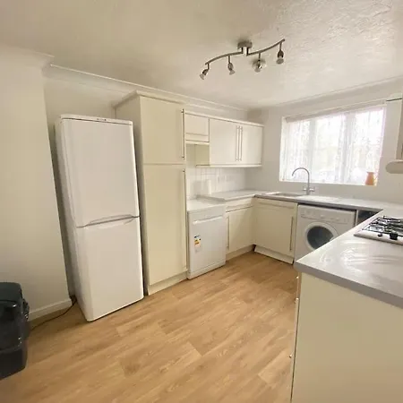 Beautiful 3 Bedroom House With The Transport Links To London, The Excel Centre, Canary Wharf, The O2! With A Driveway And Private Garden! Apartment