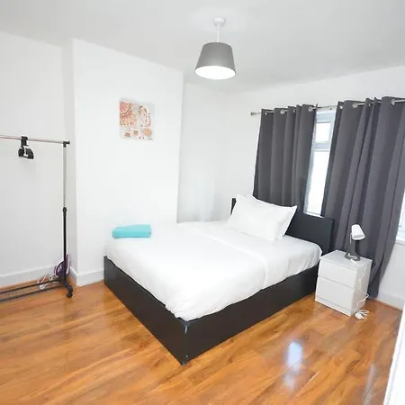4 Bedroom House In East Holiday home London