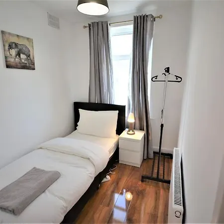 4 Bedroom House In East Holiday home