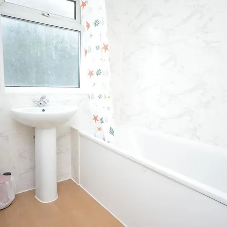Holiday home 4 Bedroom House In East London