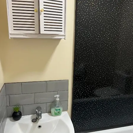 Small Cosy 2 Flat With 2 Double Beds *