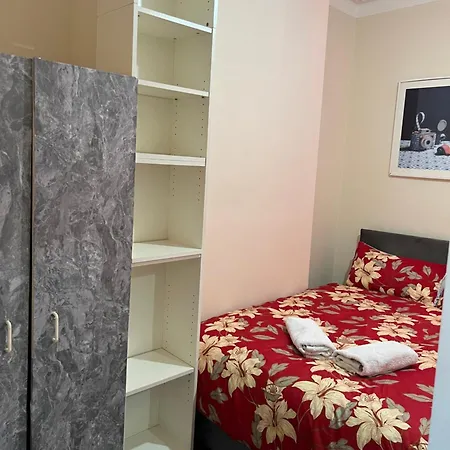 Small Cosy 2 Flat With 2 Double Beds London