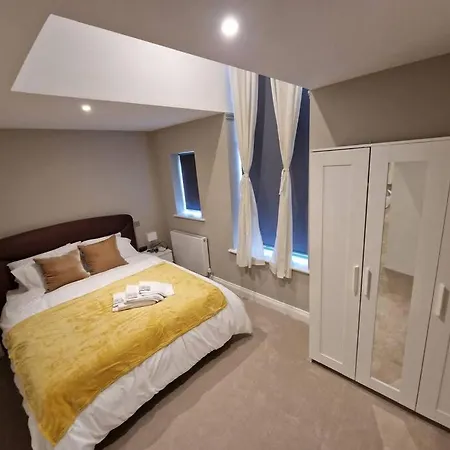 Stunning Newbuilt 3 Bed House Sleeps 9 Edmonton