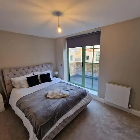 Stunning Newbuilt 3 Bed House Sleeps 9 * Edmonton