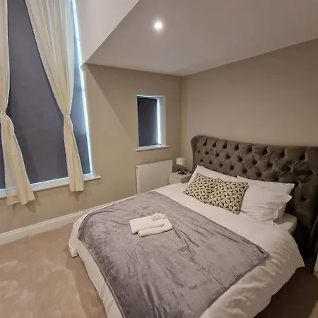 Stunning Newbuilt 3 Bed House Sleeps 9 *