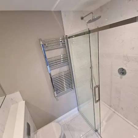 Stunning Newbuilt 3 Bed House Sleeps 9 Edmonton