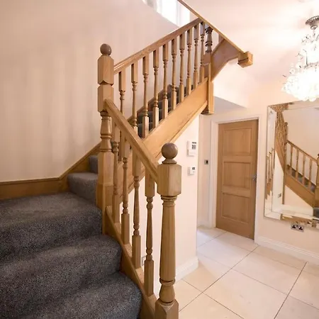Luxury 6 Bedroom House With Parking - Northwood Holiday home Northwood (Greater London)