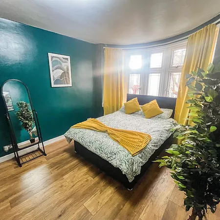Swanky Townhouse In The Heart Of East