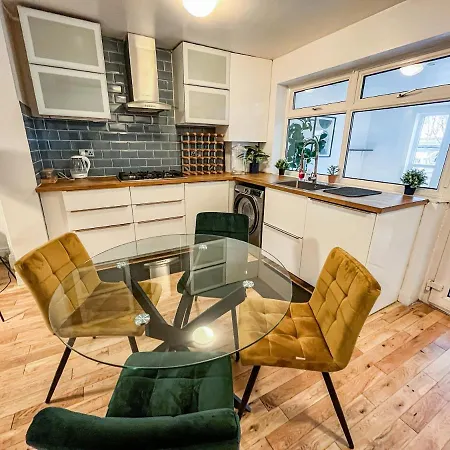 Swanky Townhouse In The Heart Of East