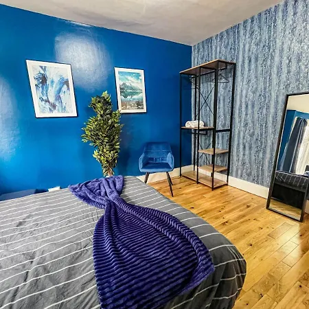 Swanky Townhouse In The Heart Of East *