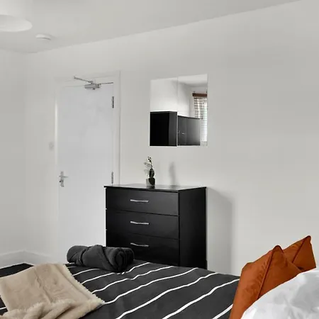Livestay-4 Bed 2 Bath House With Private Garden Holiday home