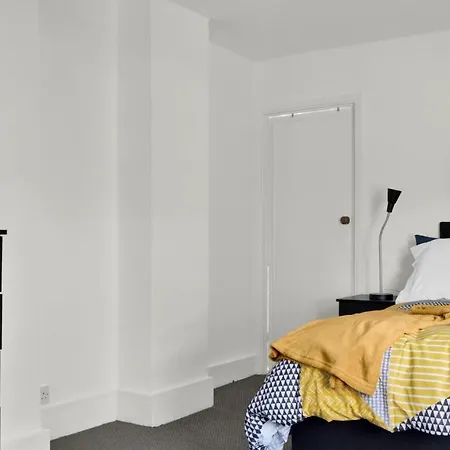 Livestay-4 Bed 2 Bath House With Private Garden *