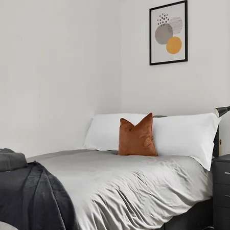 Livestay-4 Bed 2 Bath House With Private Garden Holiday home